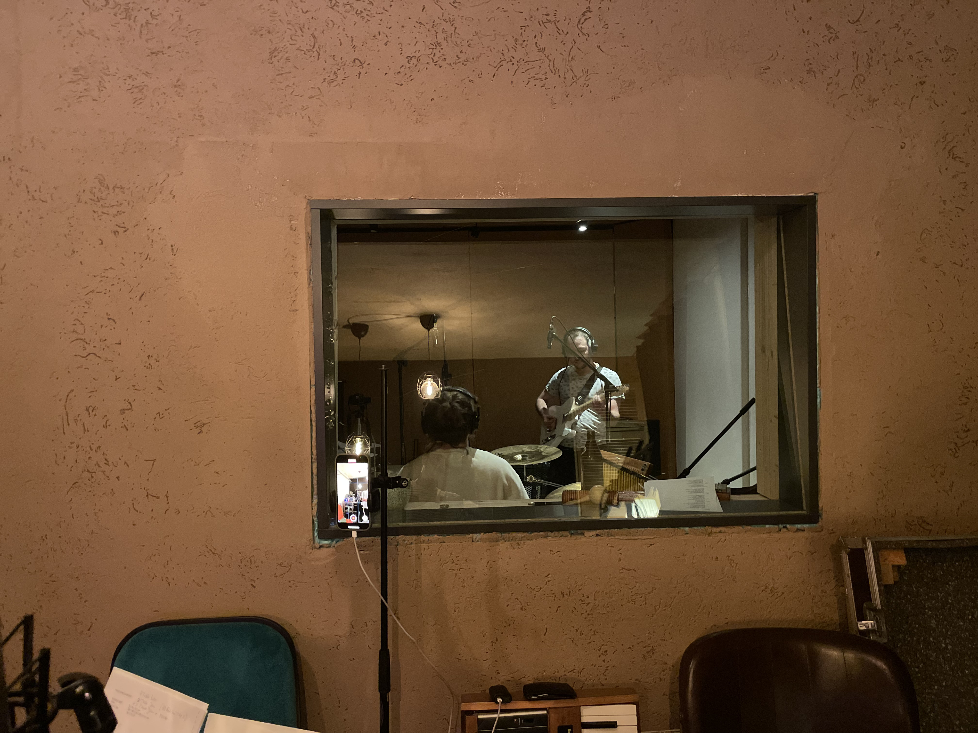 Recording Session – Schlagzeug und Gitarre durch die Scheibe